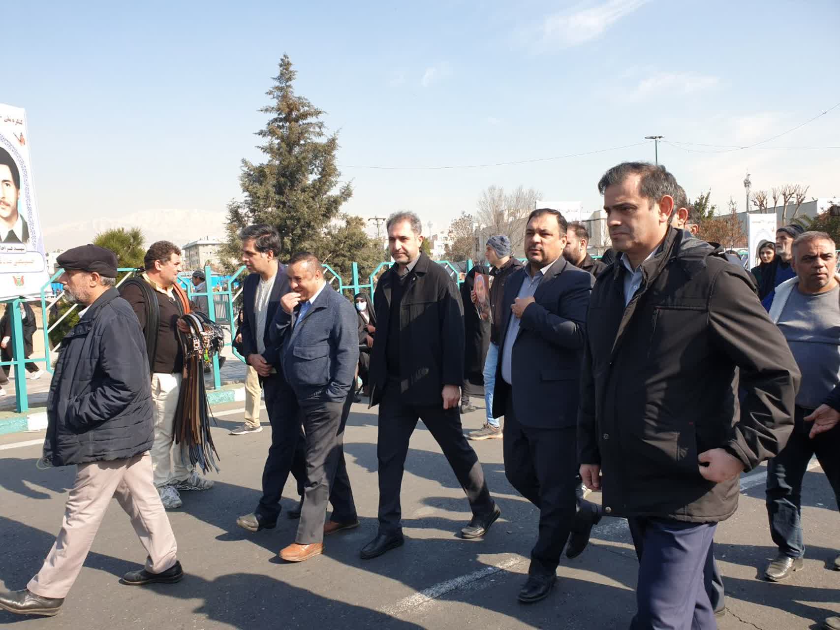 حضور مدیرعامل و کارکنان شرکت دانش بنیان فنرسازی زر در راهپیمایی 22 بهمن